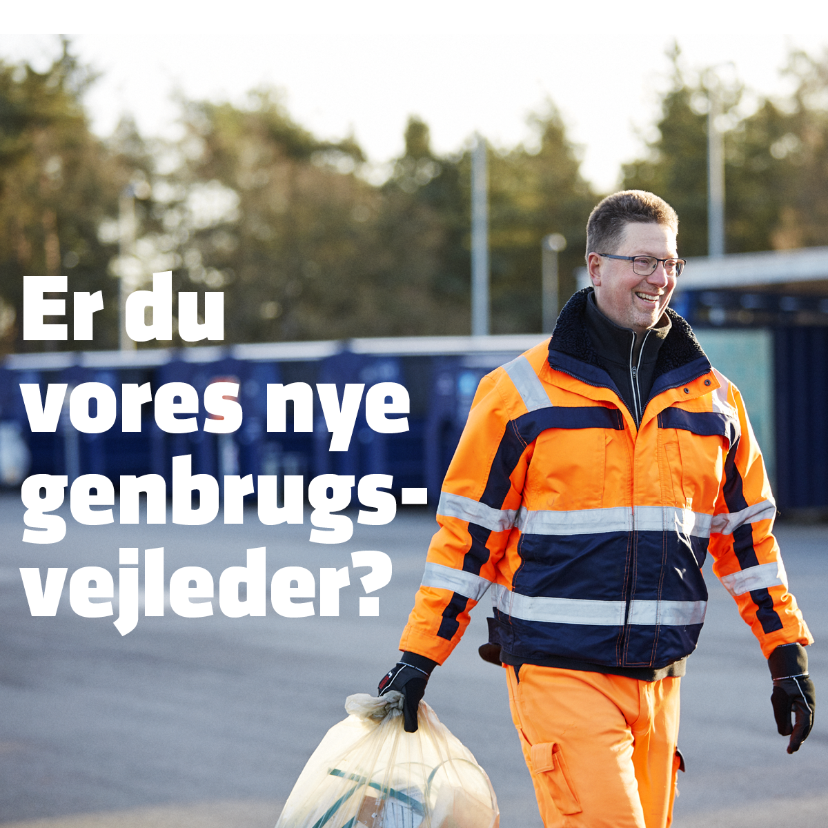 Genbrugsvejleder på genbrugsstationen.